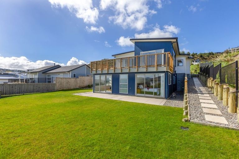 Photo of property in 20 Madeira Close, Whitby, Porirua, 5024