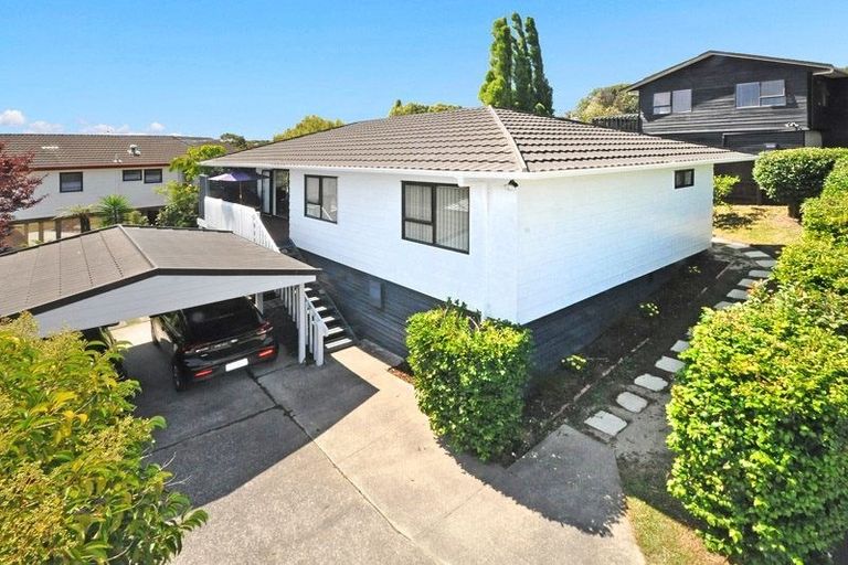 Photo of property in 1/6 Sevilla Place, Unsworth Heights, Auckland, 0632