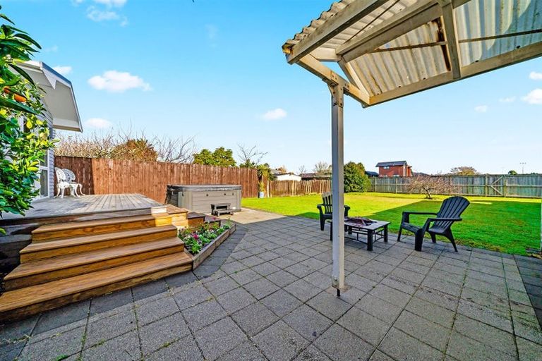 Photo of property in 4 Rixon Place, Te Atatu Peninsula, Auckland, 0610