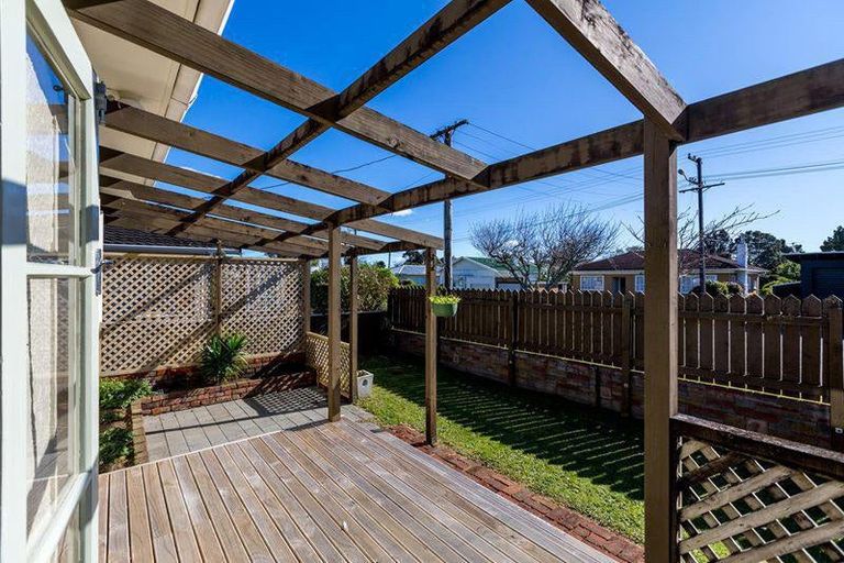 Photo of property in 17 Wallath Road, Westown, New Plymouth, 4310