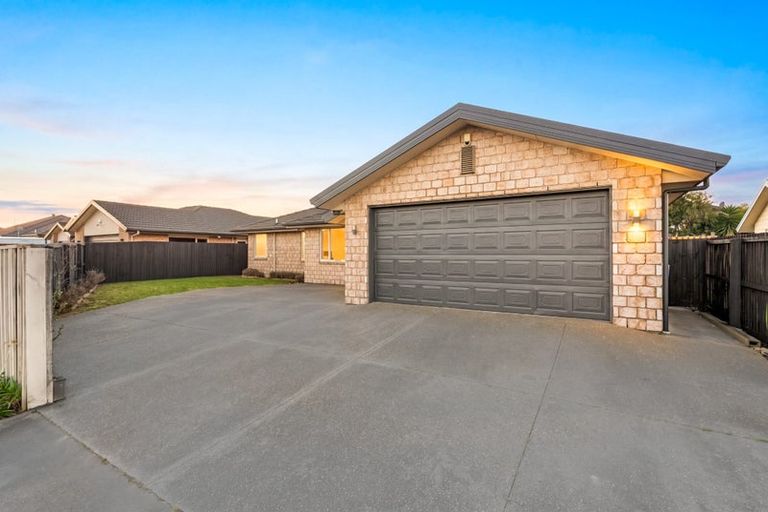 Photo of property in 17 Cunneen Place, Aidanfield, Christchurch, 8025