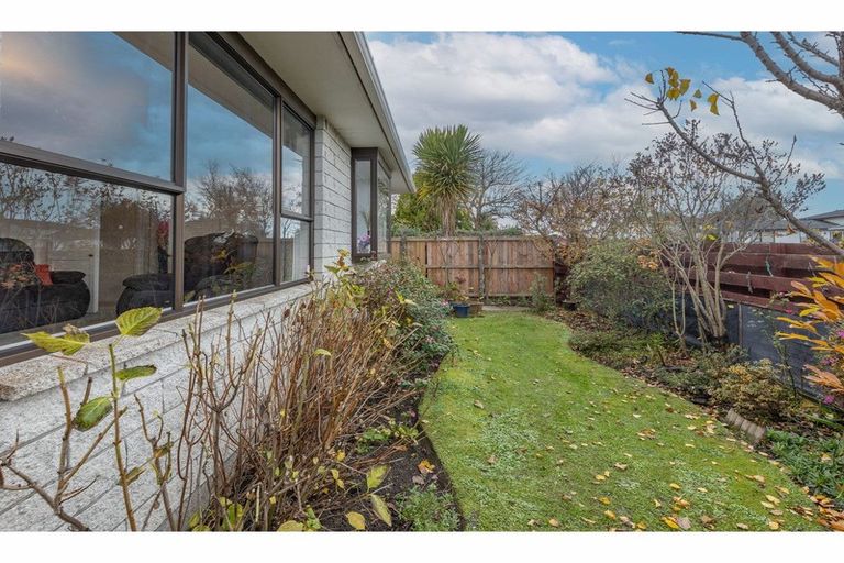 Photo of property in 2/40 Sarabande Avenue, Redwood, Christchurch, 8051