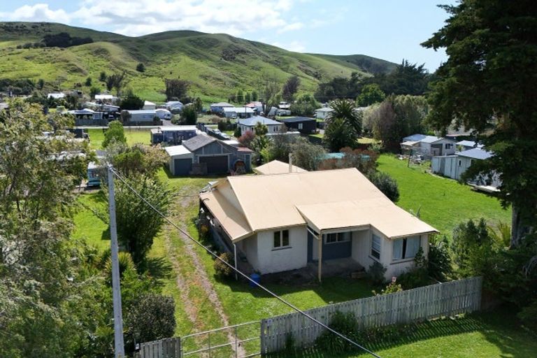 Photo of property in 15 Keppel Street, Porangahau, 4291