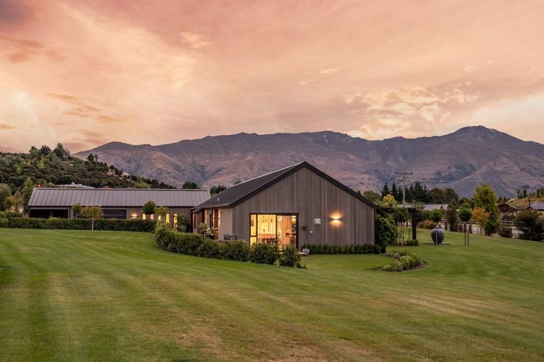 Photo of property in 4 Hidden Hills Drive, Wanaka, 9305