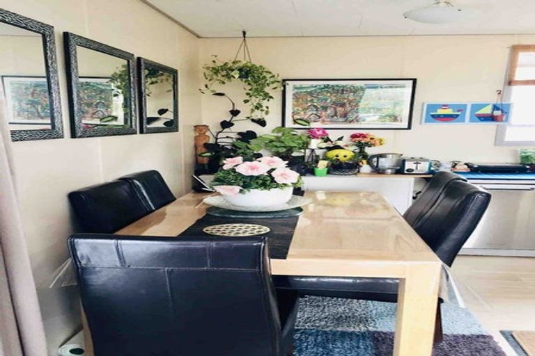 Photo of property in 14a Sunhaven Drive, Newlands, Wellington, 6037