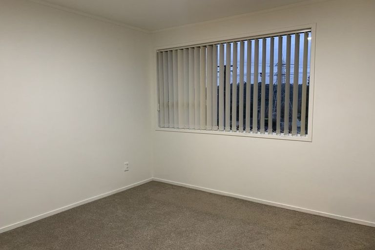 Photo of property in 2 Doone Place, Massey, Auckland, 0614