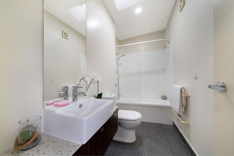 Photo of property in 76n Edmonton Road, Henderson, Auckland, 0612