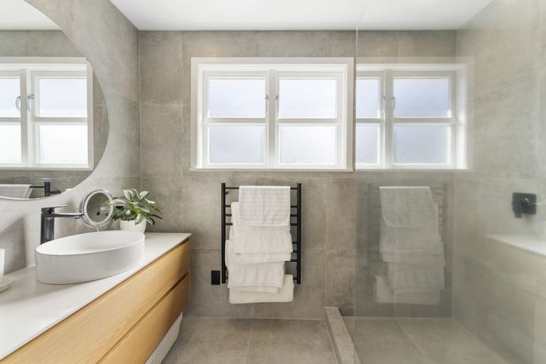 Photo of property in 21 Lowtherhurst Road, Massey, Auckland, 0614