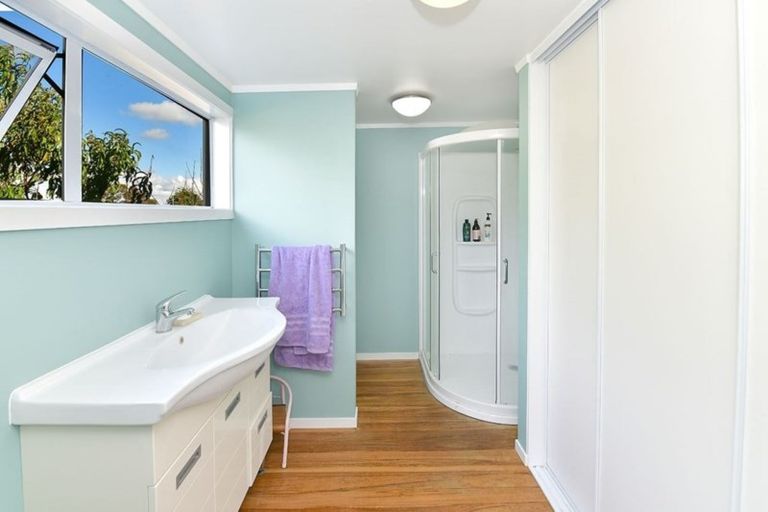 Photo of property in 3 Red Beach Road, Red Beach, 0932