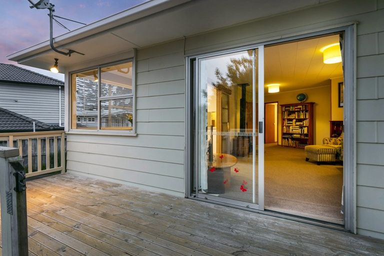 Photo of property in 20 Cron Avenue, Te Atatu South, Auckland, 0610