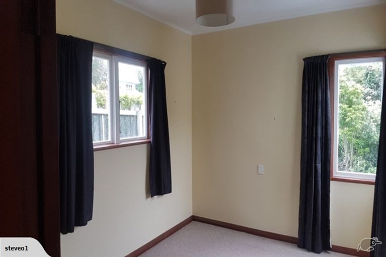 Photo of property in 54 Military Road, Northland, Wellington, 6012