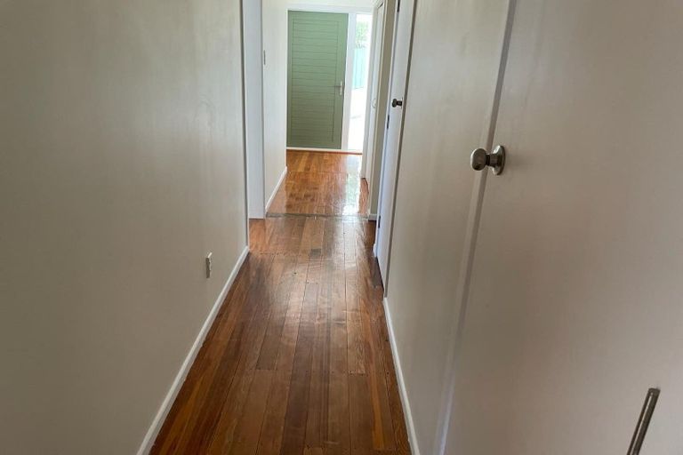 Photo of property in 16 Turville Crescent, Newlands, Wellington, 6037