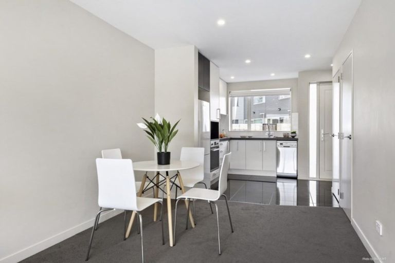 Photo of property in 2u6 Stone Street, Miramar, Wellington, 6022
