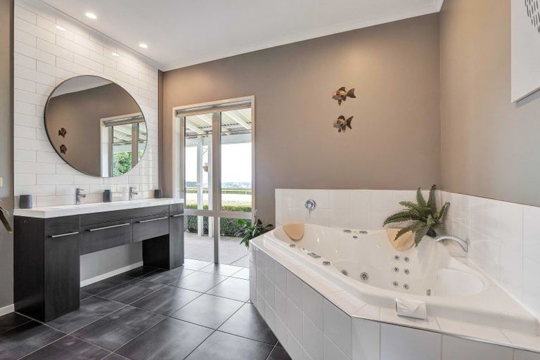 Photo of property in 80 Clearview Road, Lepperton, New Plymouth, 4373