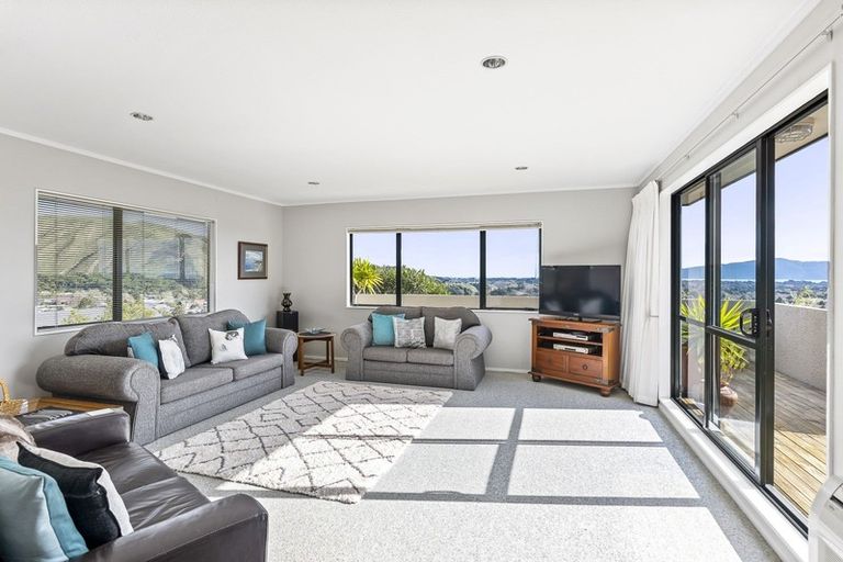 Photo of property in 77 Kakariki Grove, Waikanae, 5036