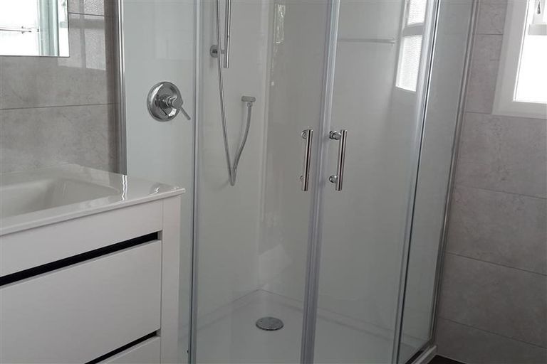 Photo of property in 28 Rosalind Road, Glenfield, Auckland, 0629