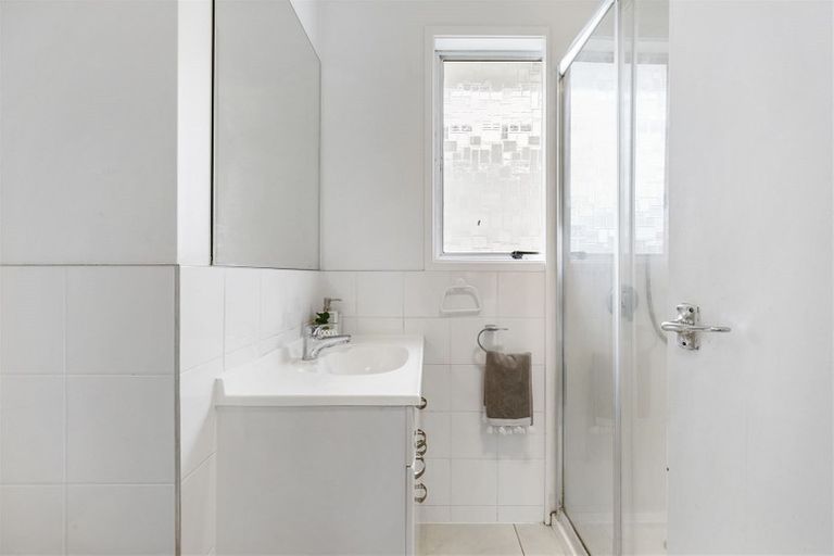 Photo of property in 21 Laurina Road, Sunnynook, Auckland, 0620