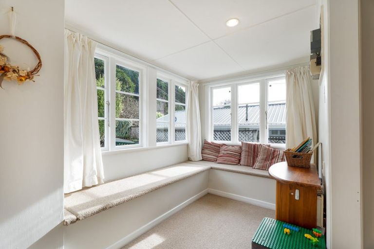 Photo of property in 35 Elmslie Road, Pinehaven, Upper Hutt, 5019