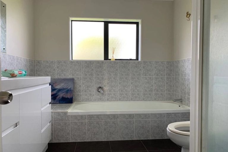 Photo of property in 1 San Carlo Court, Henderson, Auckland, 0612