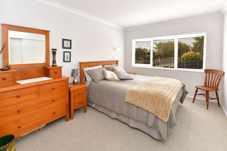 Photo of property in 168 Lakeside Drive, Orewa, 0931
