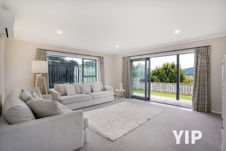 Photo of property in 140 Woodman Drive, Tawa, Wellington, 5028