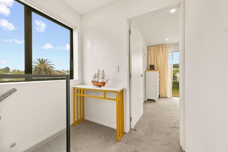 Photo of property in 7/27 Carole Crescent, Pakuranga, Auckland, 2010