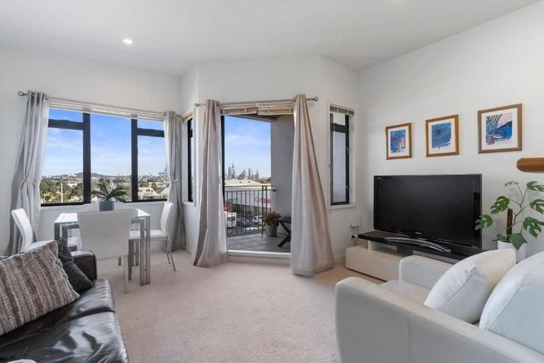 Photo of property in 2a/4 Fleet Street, Devonport, Auckland, 0624
