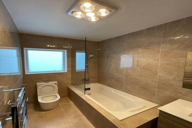 Photo of property in 33a Red Hills Road, Massey, Auckland, 0614