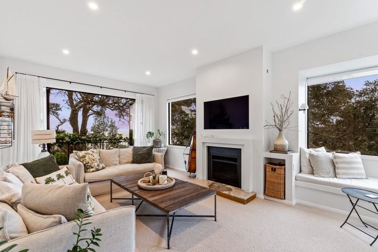 Photo of property in 10 Zita Avenue, Matakatia, Whangaparaoa, 0930