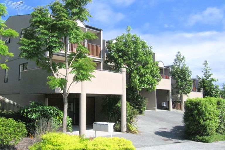 Photo of property in 3/62 Fernhill Way, Oteha, Auckland, 0632