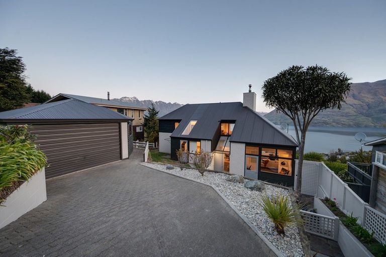 Photo of property in 67 Wynyard Crescent, Fernhill, Queenstown, 9300