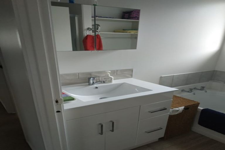 Photo of property in 2/44 Granville Drive, Massey, Auckland, 0614