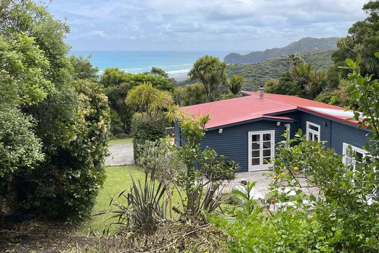 Photo of property in 30 Piha Road, Piha, New Lynn, 0772
