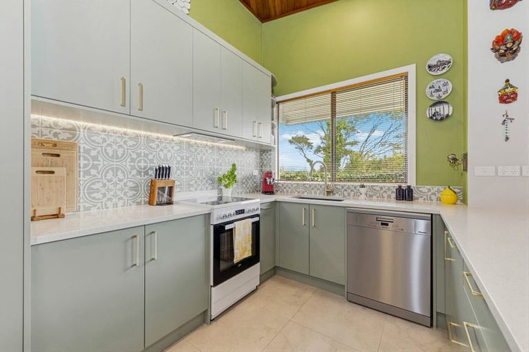 Photo of property in 2/84 West Coast Road, Glen Eden, Auckland, 0602