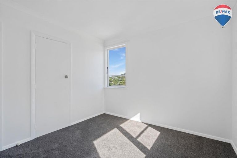 Photo of property in 43 Stewart Drive, Newlands, Wellington, 6037