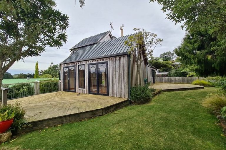 Photo of property in 9 Lindaver Grove, Merrilands, New Plymouth, 4312