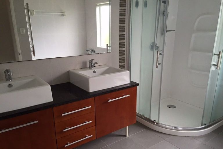 Photo of property in 26 Spoonbill Place, Unsworth Heights, Auckland, 0632