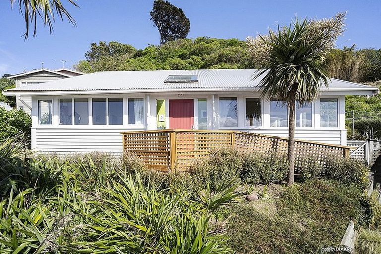 Photo of property in 124 Queens Drive, Lyall Bay, Wellington, 6022