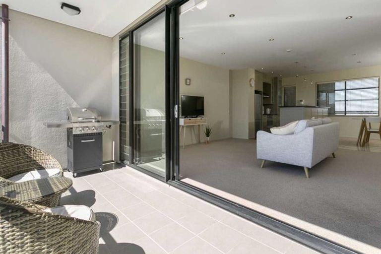 Photo of property in 2a/7 Frieston Road, Milford, Auckland, 0620