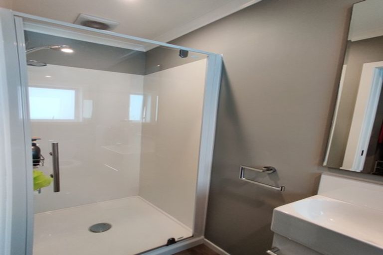 Photo of property in 20u2 Glanmire Road, Newlands, Wellington, 6037