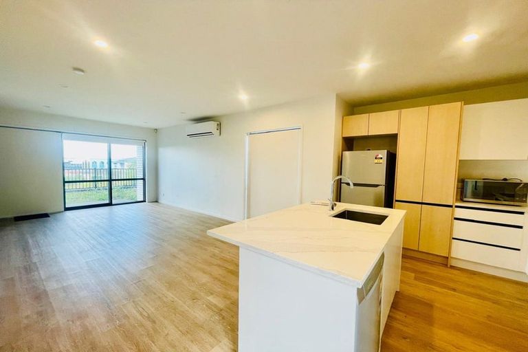 Photo of property in 16 Dorothy Thorpe Way, New Lynn, 0600