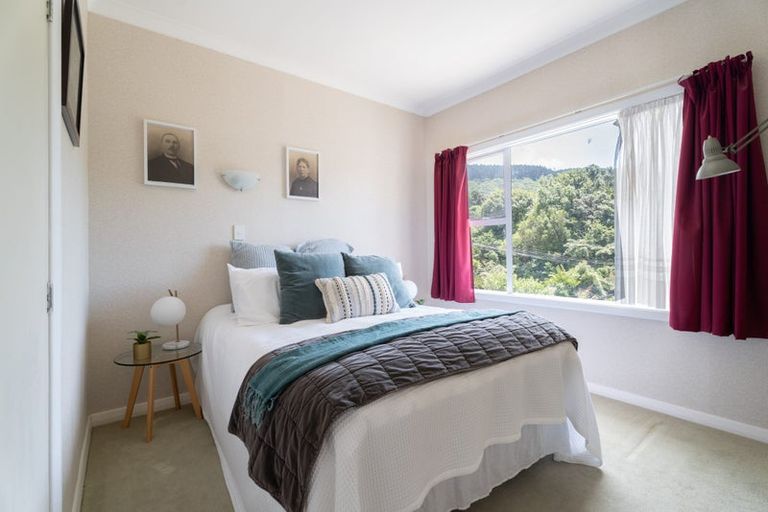 Photo of property in 25 Lyndhurst Road, Tawa, Wellington, 5028
