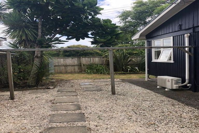 Photo of property in 2/2 Earl Road, Titirangi, Auckland, 0604