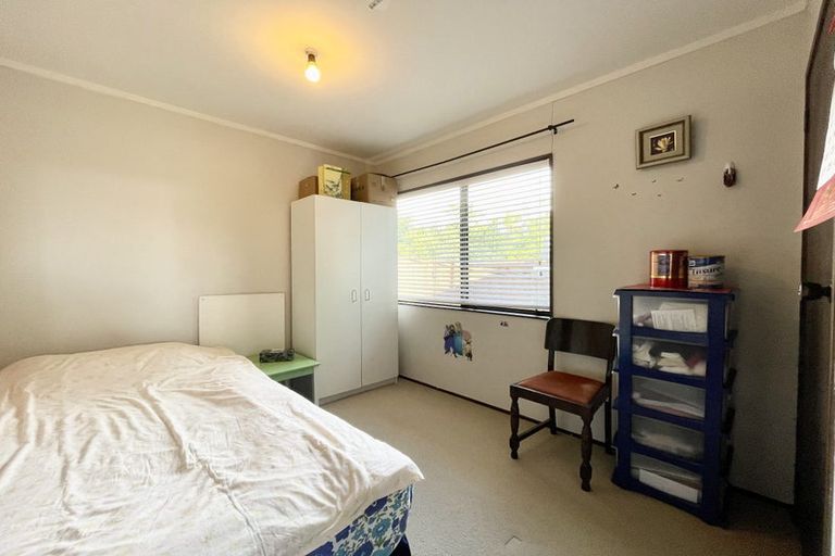 Photo of property in 32 Cron Avenue, Te Atatu South, Auckland, 0610