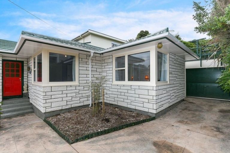Photo of property in 25 Catherine Crescent, Paparangi, Wellington, 6037