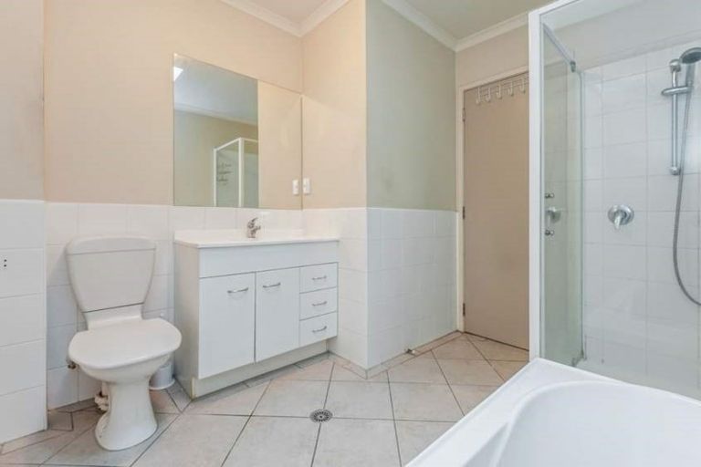 Photo of property in 28 Verdale Circle, Glen Eden, Auckland, 0602