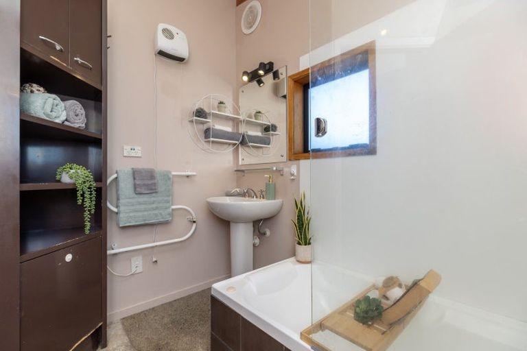 Photo of property in 102a Seaview Road, Paraparaumu Beach, Paraparaumu, 5032