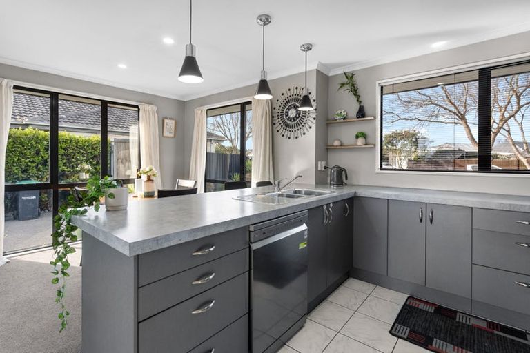 Photo of property in 29 Mataroa Place, Parklands, Christchurch, 8083