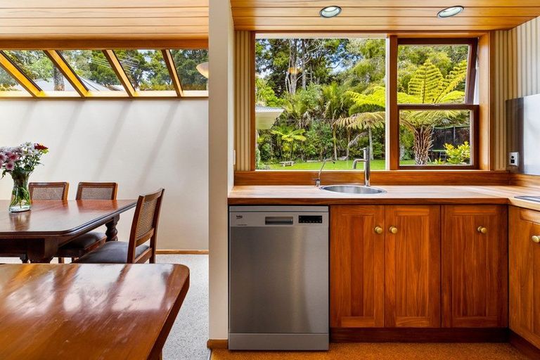 Photo of property in 15 Sylvan Valley Avenue, Titirangi, Auckland, 0604