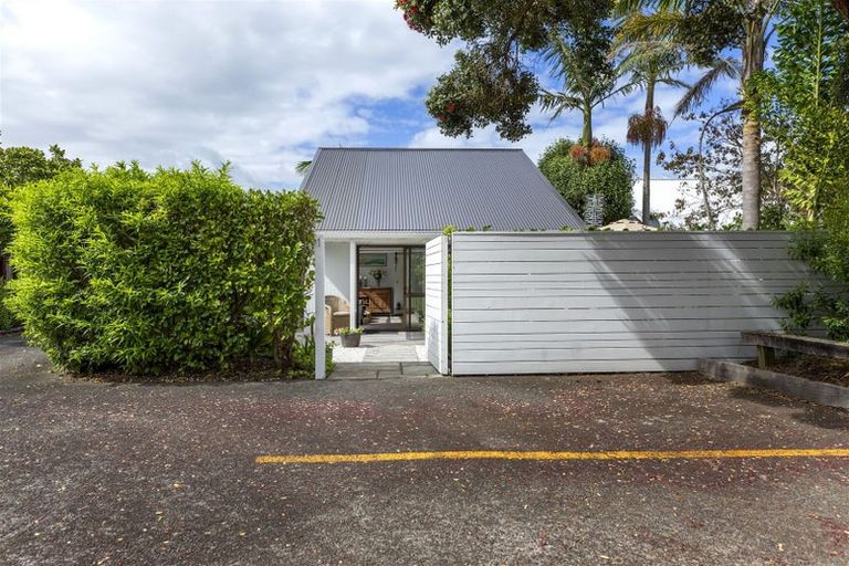 Photo of property in 25a/1 Beach Road, Te Atatu Peninsula, Auckland, 0610